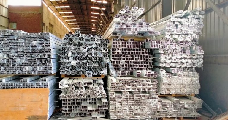 أستراليا تحظر تصدير خام الألمنيوم إلى روسيا