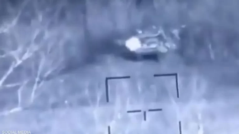 بالفيديو: صاروخ أوكراني موجه يتتبع دبابة روسية ويدمرها