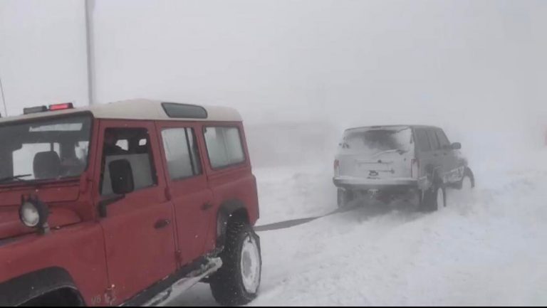 الثلوج تقطع عدد من الطرقات الجبلية