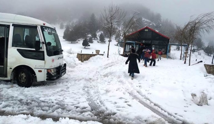 انقاذ ركاب حافلة احتجزتها الثلوج أعالي القموعة