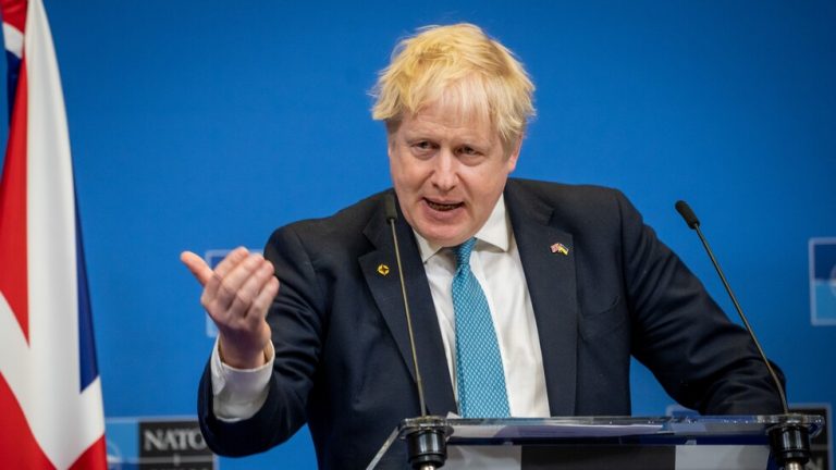 الشرطة البريطانية تفرض غرامات مالية على 20 شخصا بينهم جونسون