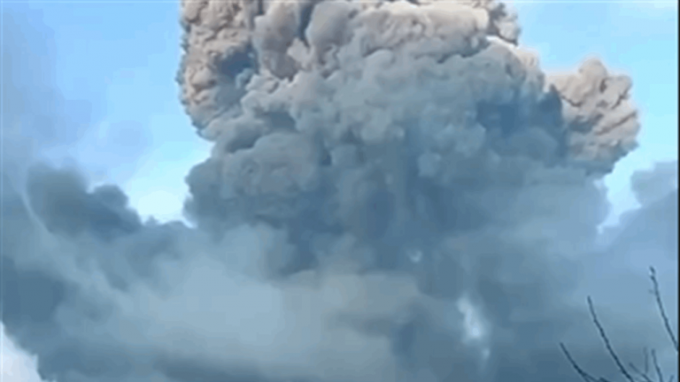 بالفيديو: قصف روسي يستهدف مستودعا للنفط في تشيرنيهيف