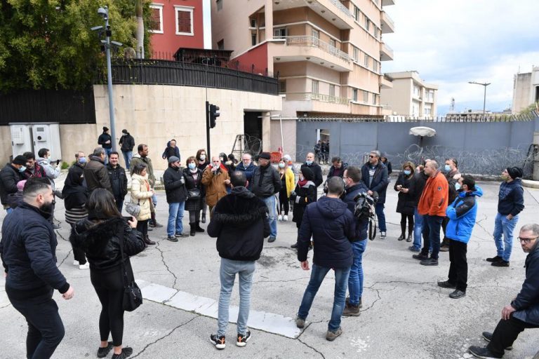 “صرخة المودعين” تعتصم أمام السراي الحكومي دعماً لإجراءات غادة عون