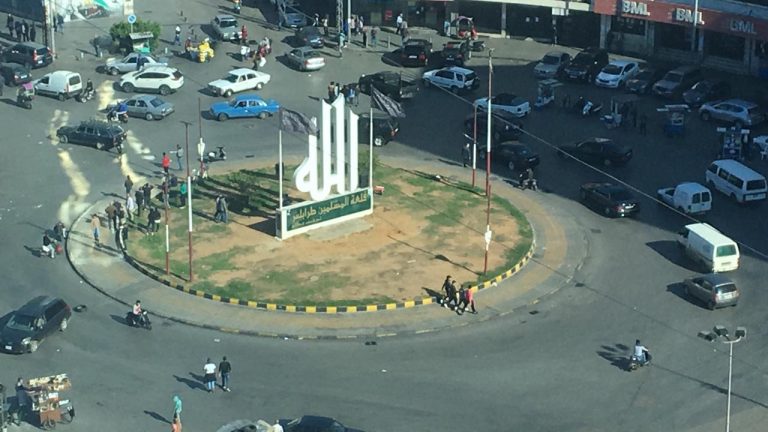 انارة ساحة النور في طرابلس ليلا عبر الطاقة الشمسية