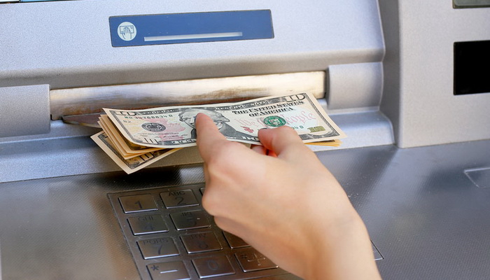 سرق من مواطنة أثناء سحبها مبلغ من صراف آلي.. فأوقفته “المعلومات”