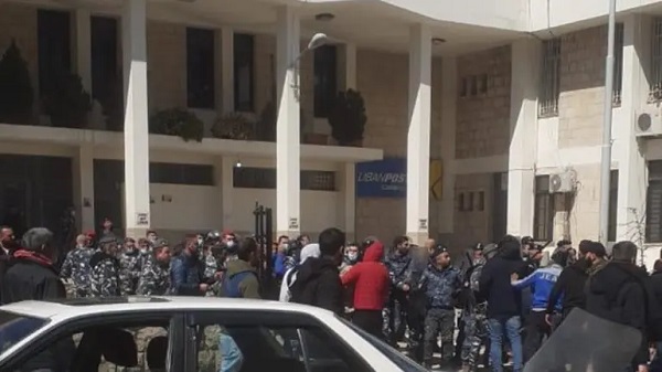 بالفيديو: جرحى خلال محاولة محتجين اقتحام سرايا حلبا الحكومي