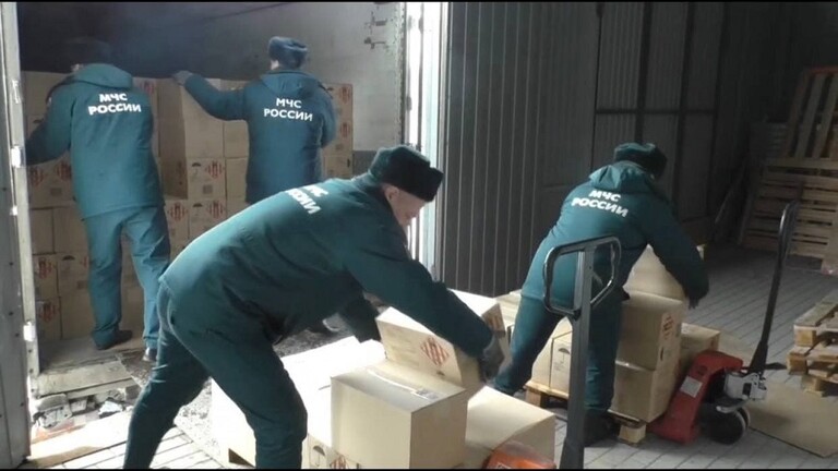 الطوارئ الروسية تسلم مئات الأطنان من المساعدات إلى مدن أوكرانية