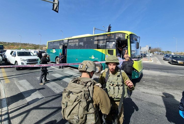 بالفيديو والصور: عملية طعن لمستوطنين في غوش عتسيون جنوب بيت لحم