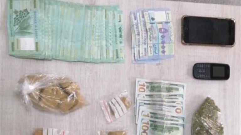 توقيف مروّج مخدّرات وشخصَين يزوّدانه بها