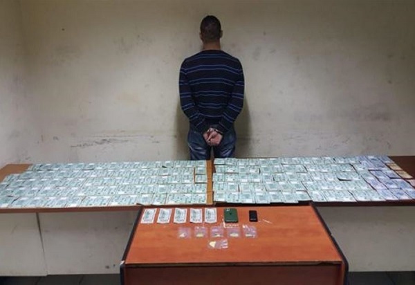 يجمع أموال المخدّرات لتسليمها إلى المشغّل.. فوقع بقبضة “الأمن”