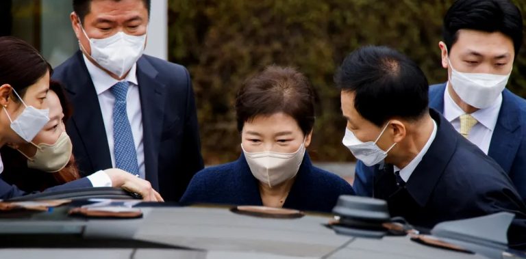 رئيسة كوريا الجنوبية السابقة تعود لمنزلها بعد العفو