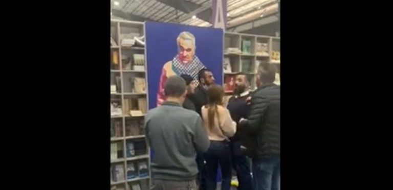 بالفيديو: اشكال في معرض الكتاب في بيروت بسبب صورة سليماني!