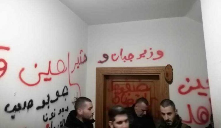 بالفيديو.. أهالي شهداء المرفأ يقتحمون منزل وزير العدل!