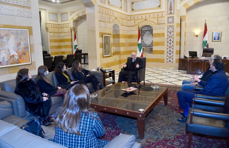 ميقاتي بحث مع الخازن شؤون “العدل” والتقى أهالي موقفي “المرفأ”