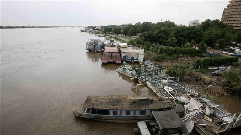 بالفيديو: سيارة تنحرف عن الطريق وتسقط في النهر