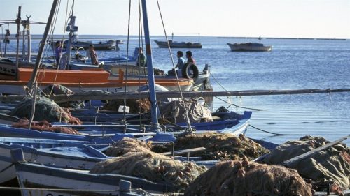 وزيرة تونسية: الوضع “تحت السيطرة” بعد غرق سفينة الوقود