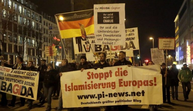 حفلات شواء لحم الخنزير قرب مساجد هولندا في رمضان!