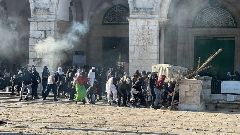 بالفيديو والصور: قوات الاحتلال تقتحم المسجد الأقصى واصابة 67 مصلياً جراء المواجهات العنيفة