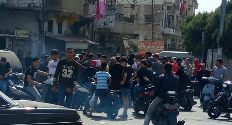 أحد أهالي مفقودي “مركب الموت” يطلق النار