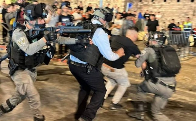 بالفيديو: مواجهات في القدس.. والاحتلال يعتقل 4 فلسطينيين