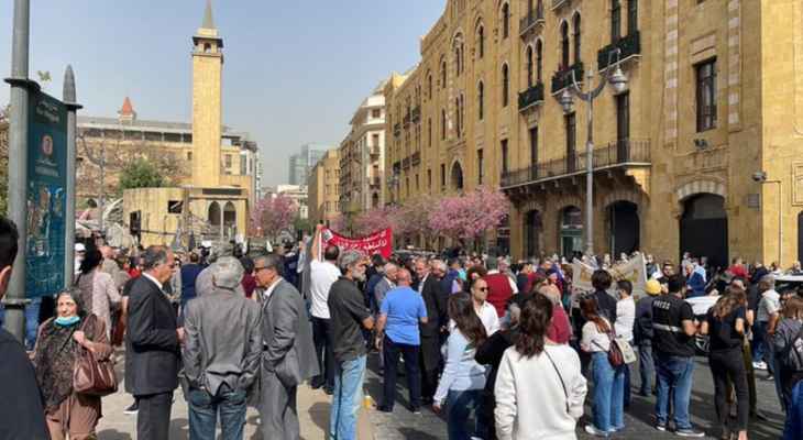 وقفة احتجاجية لاتحاد المهن الحرة أمام مجلس النواب