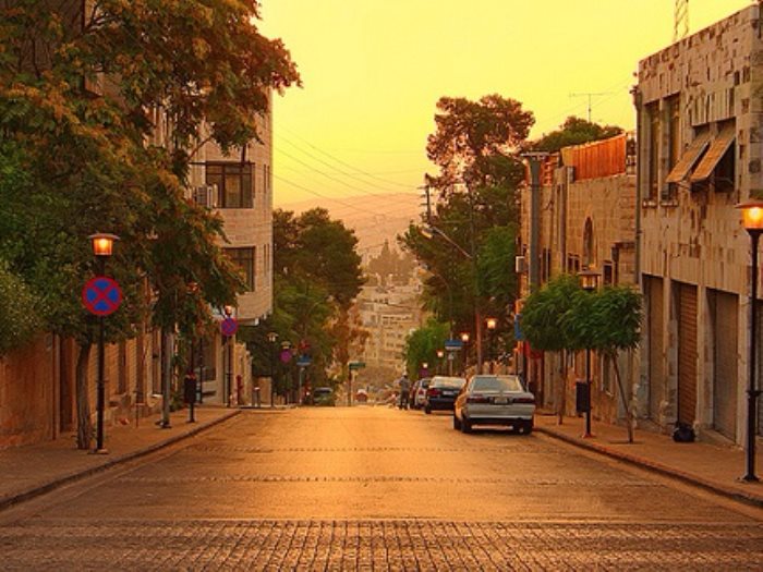 ما قصة إغلاق الأبواب وارتداء الكمامة مجدداً في الأردن؟