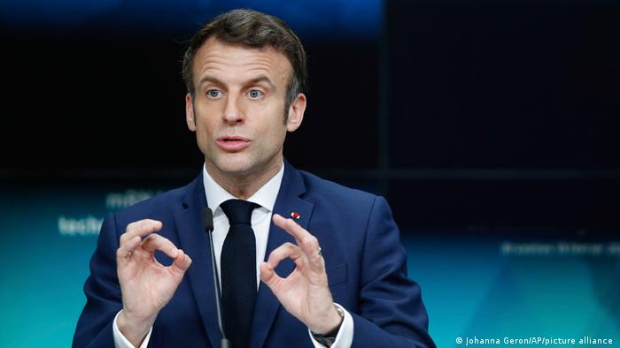 ماكرون يدعو للحزم بمنع ارتداء العباءة  في المدارس