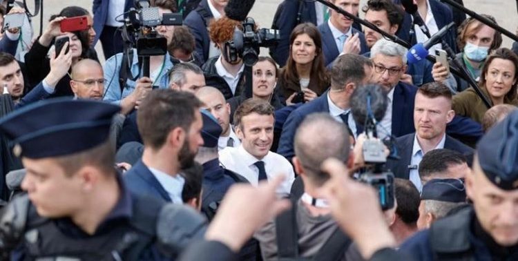 ماكرون يلتقي أنصاره في ظل احتمال هزيمته