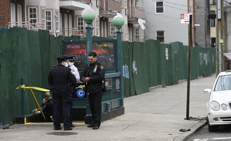 طعن امرأة في مترو أنفاق في نيويورك