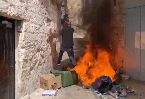 بالفيديو: مواجهات بين شبان فلسطينيين وقوات الاحتلال بالقدس