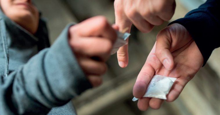 حاول إطلاق النار على الدورية.. أحد أخطر مروّجي المخدرات في قبضة “الأمن”