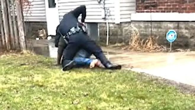 بالفيديو: شرطي أميركي يقتل شاباً من الخلف! (مشهد عنيف)