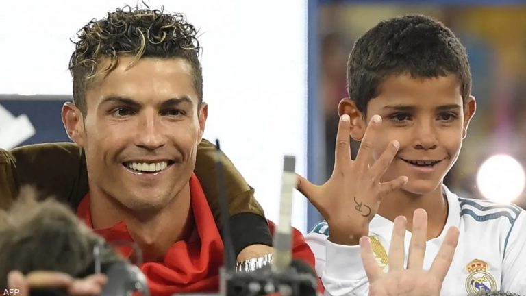 رونالدو “جونيور” يثير الجدل بسبب صورة.. و”الدون” يدافع