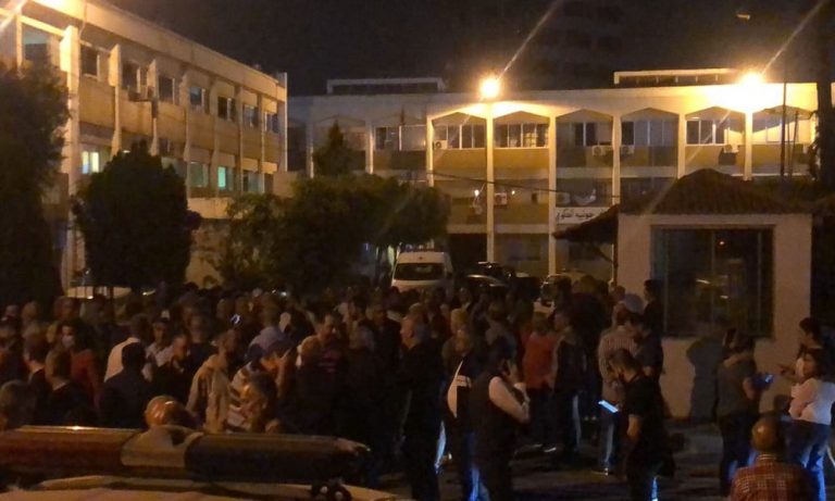 بالفيديو: تجمع أمام مخفر جونيه بعد توقيف عناصر من البلدية