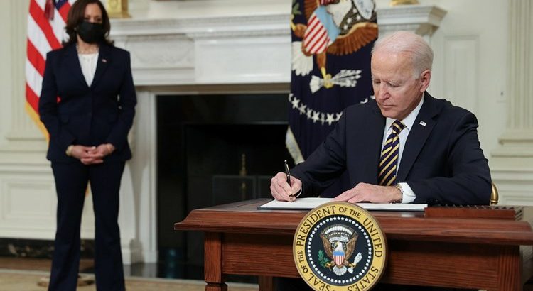 بايدن يعلّق استيراد النفط والعلاقات التجارية مع روسيا