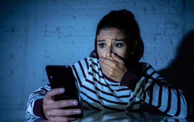 ابتزها بصور منافية للحشمة فتم توقيفه