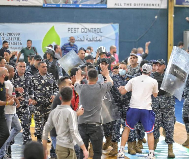 بالفيديو والصور: جرحى في إشكال أثناء مباراة الحكمة والرياضي