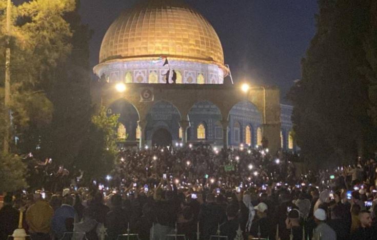 بالفيديو: العلم الفلسطيني يرفرف فوق قبة الصخرة في الأقصى