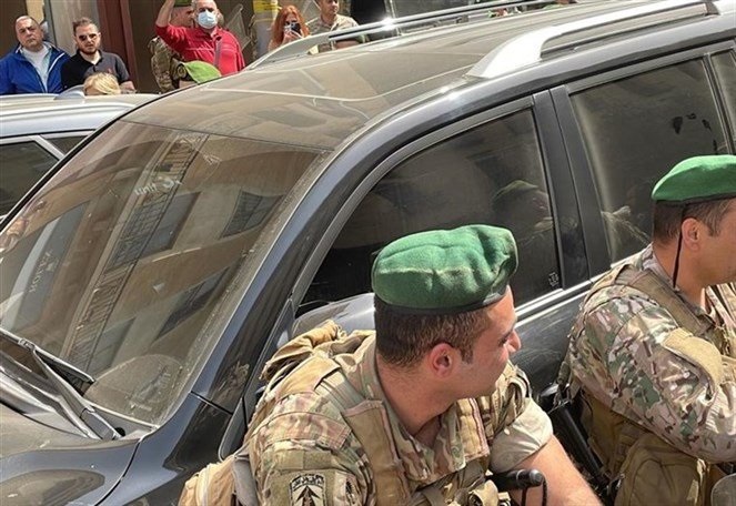 بالفيديو: توتر بين الجيش والمتظاهرين أمام مدخل ساحة النجمة