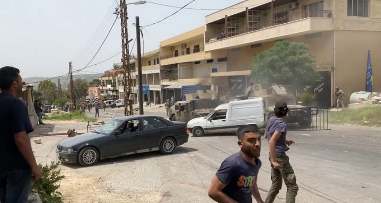 بالفيديو.. الجيش يفتح طريق رحبه بالقوة