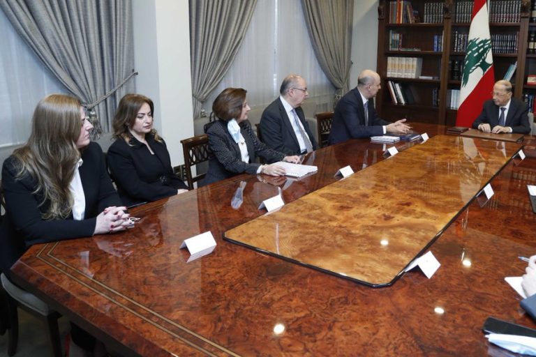 عون يتسلّم تقرير المخالفات في قطاع الاتصالات