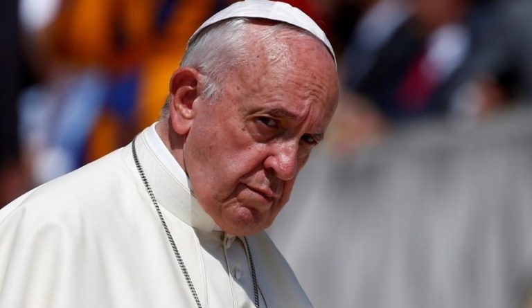 بالفيديو: بابا الفاتيكان يغسل ويقبل أقدام 12 سجينا في إيطاليا