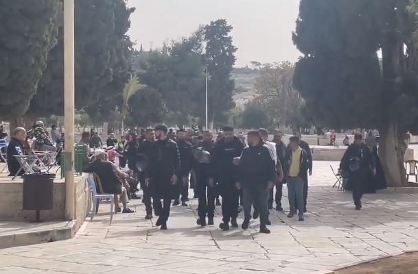 بالفيديو: قوات الاحتلال تجبر المصلين على الخروج من المسجد الأقصى