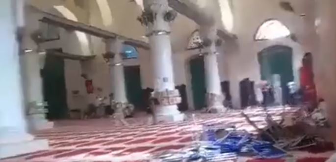 بالفيديو: نداءات المحاصرين داخل المصلى القبلي في الأقصى