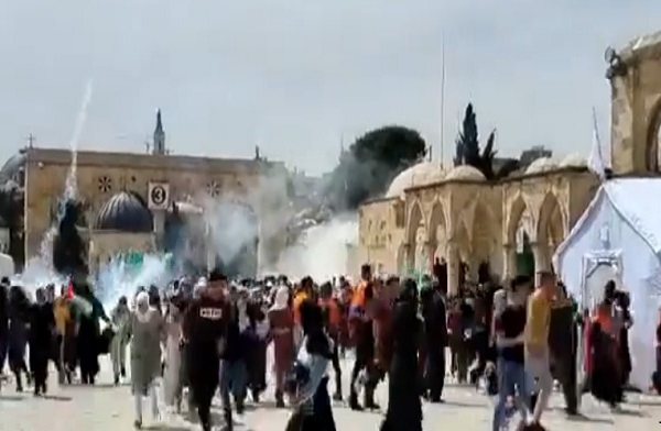 بالفيديو: “مسيّرات” الاحتلال تستهدف المصلين في الأقصى