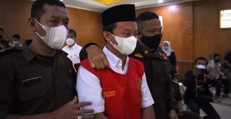 الحكم بالإعدام على مدرس إندونيسي لاغتصابه 13 طالبة