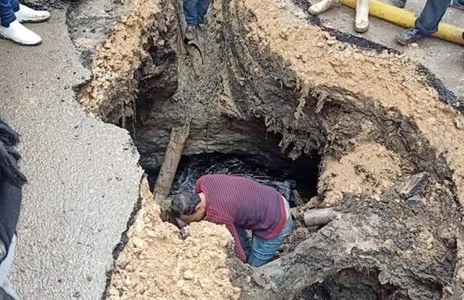 بالفيديو: الأرض تبتلع 5 أشخاص ودراجة نارية بشكل مفاجئ!