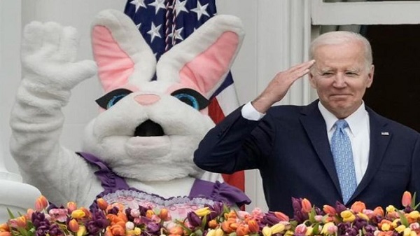 بالفيديو : “أرنب العيد” يحمي بايدن من الهفوات المحرجة!