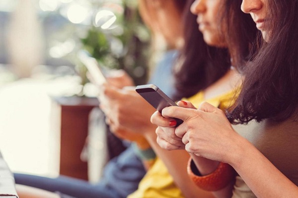 الفتيات أسرع تأثراً من الفتيان بوسائل التواصل!