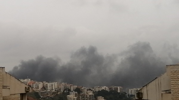 بالفيديو: حريق ضخم يغطي الأبنية في الفنار!